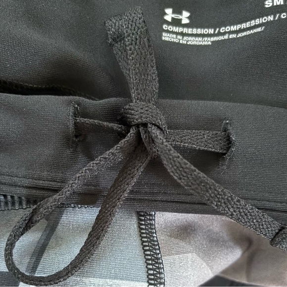 Under Armour crop compression women Sz small - Picture 2 of 9